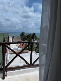 Cuarto en el último piso. Pero había una pasillo y tocaba cerrar las ventanas para que la gente no viera hacia adentro