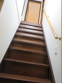 階段ステップの幅短くて急です。