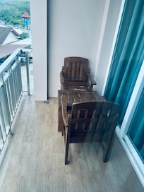 The outside had nice view of airplanes departing