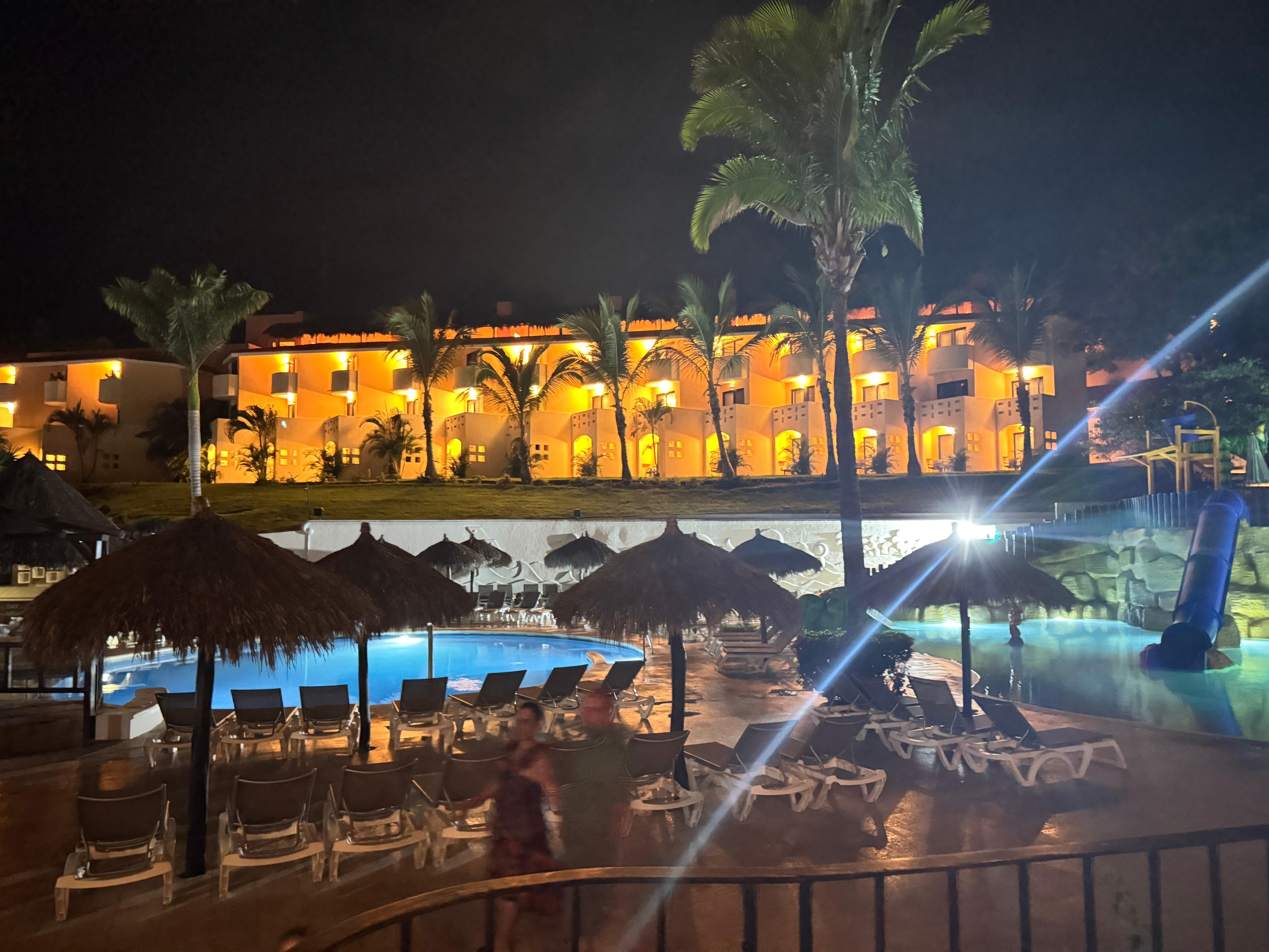 Hotel
At night 