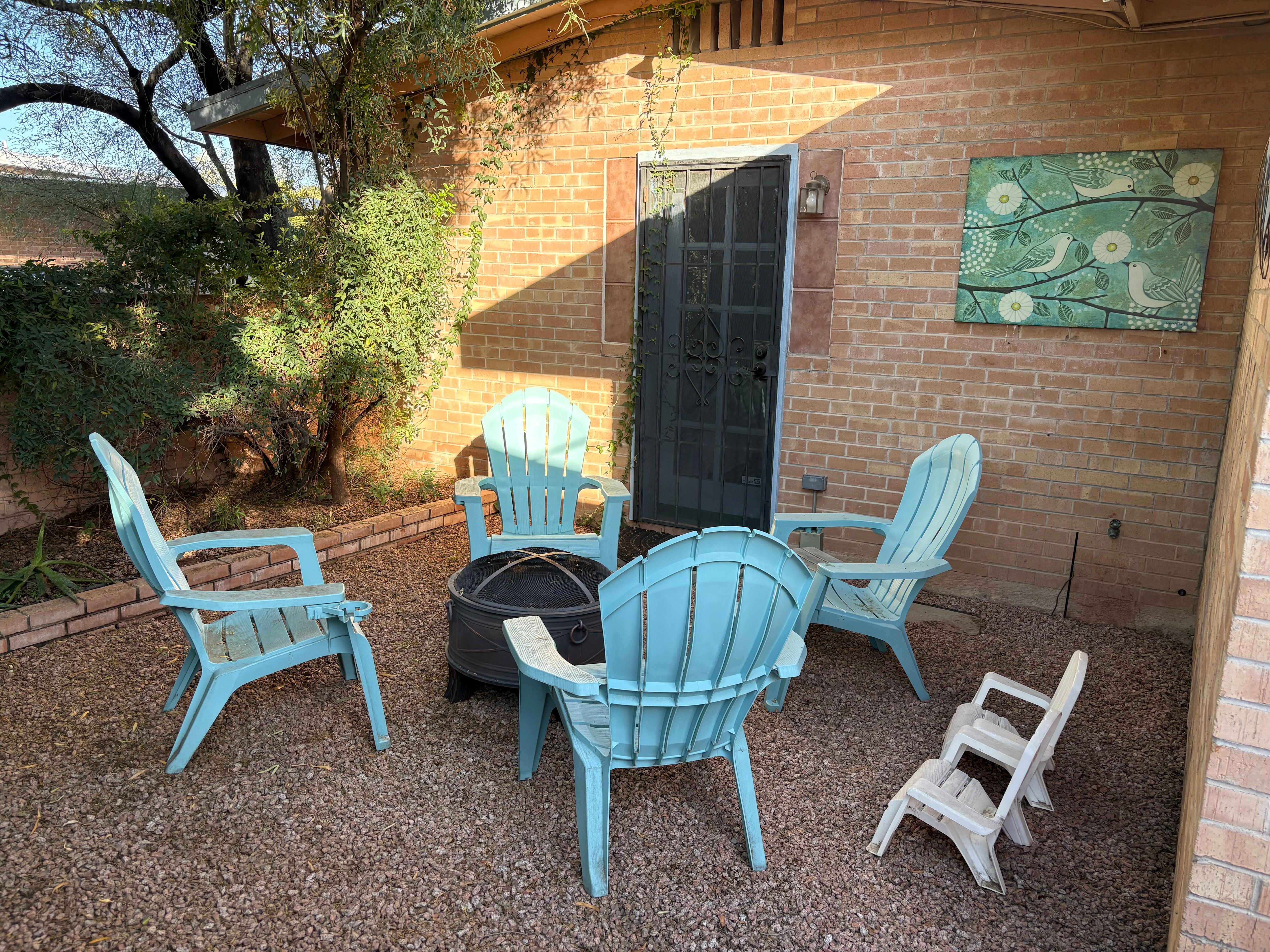 Cute fire pit area for s’mores 