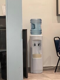 On doit se servir dans une bonbonne d’eau ?????? Jamais vu ça à l’hôtel