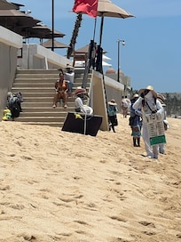 Beware when u head to the beach! Vendors attack u!