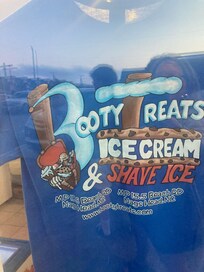 This was a fun place to grab a treat! They had Dippin dots style Icecream, hersheys hard Icecream and shaved ice! Was amazing!