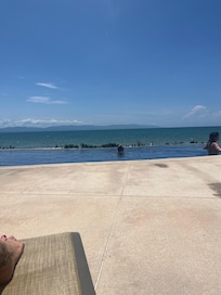 Infinity pool