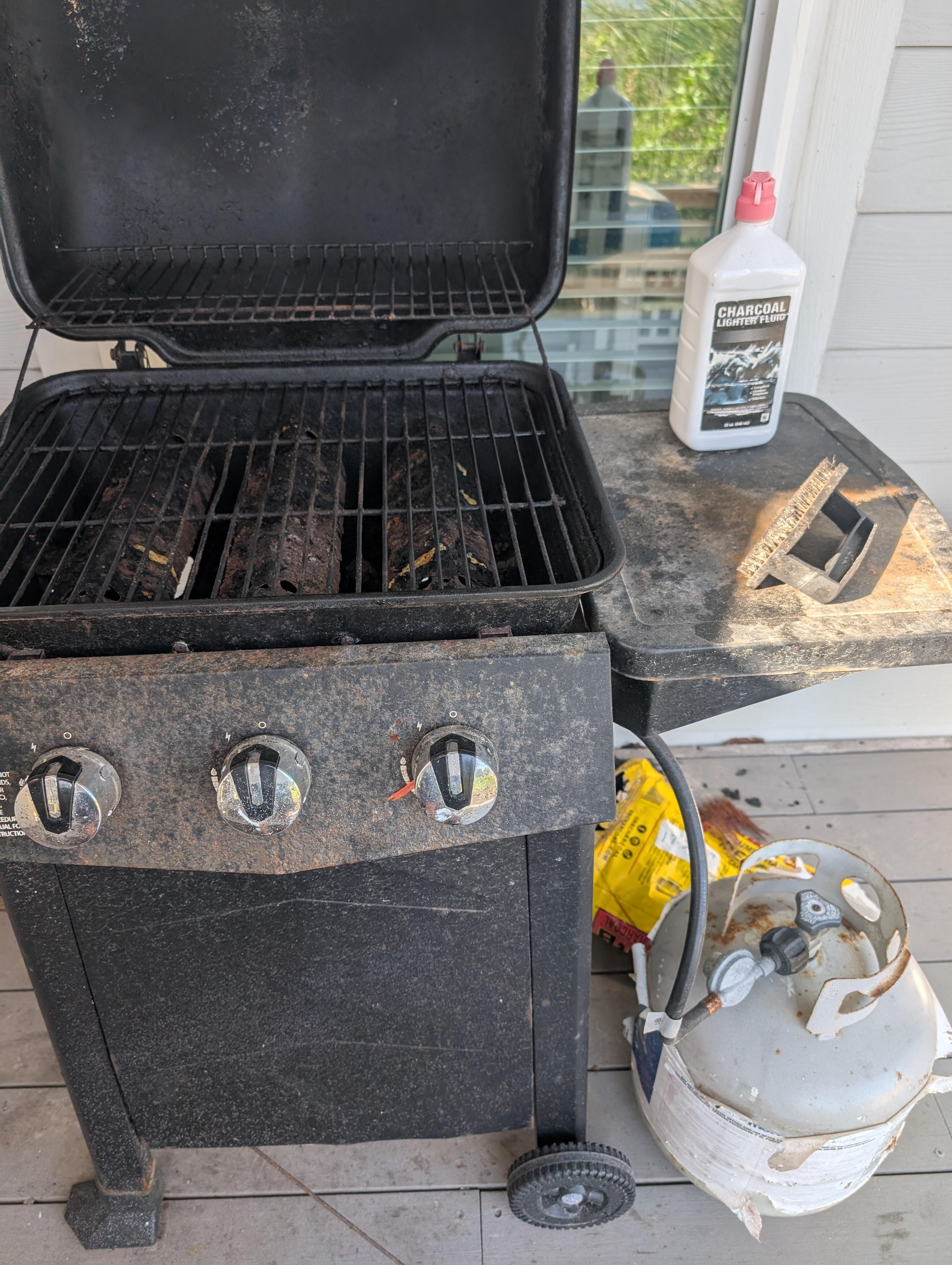 This is the grill in the VRBO listing. It barely works. Needs to be replaced.