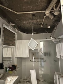 Desabamento teto gesso do banheiro quarto 706