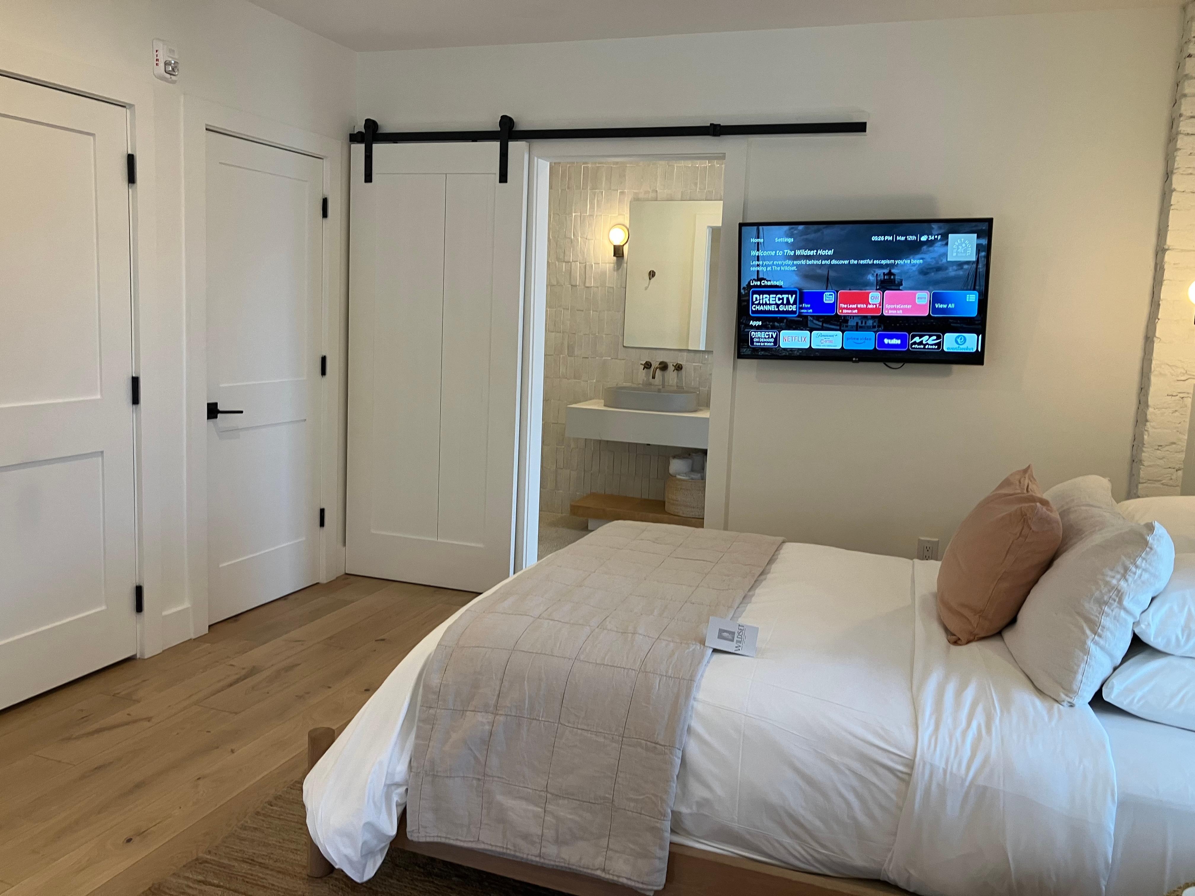 Double queen bedroom w balcony