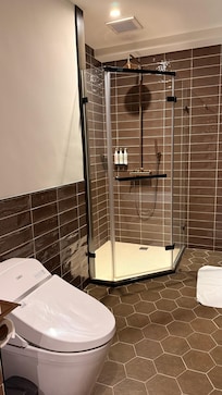 免治馬桶👍🏻衛生紙放置的位置也很好抽取