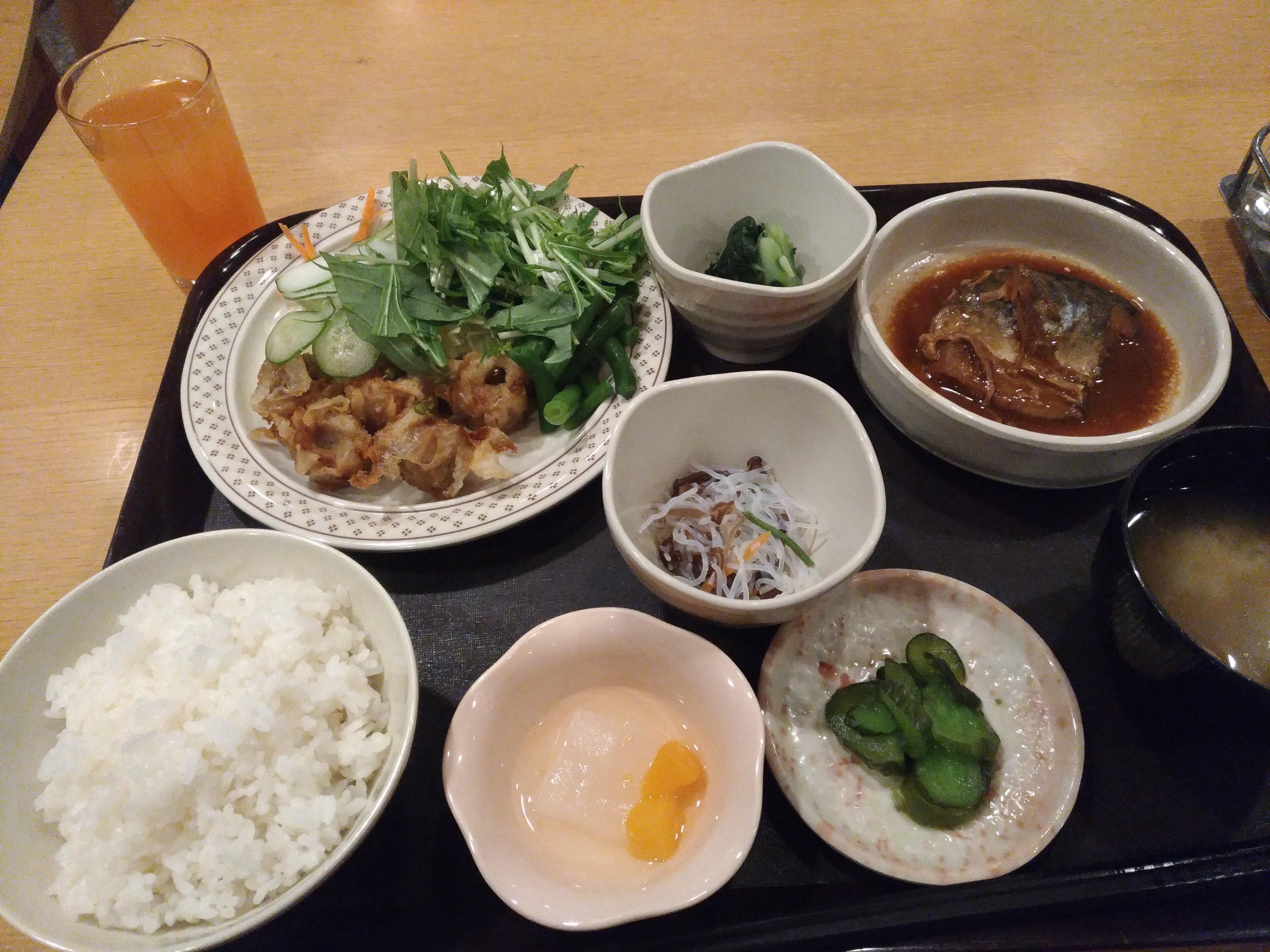 サラダとドレッシング、飲み物はセルフで取っていい…のだと思います…