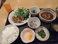 サラダとドレッシング、飲み物はセルフで取っていい…のだと思います…