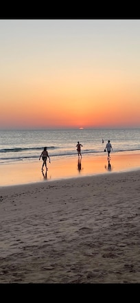 Coucher de soleil sur la plage devant l hôtel.