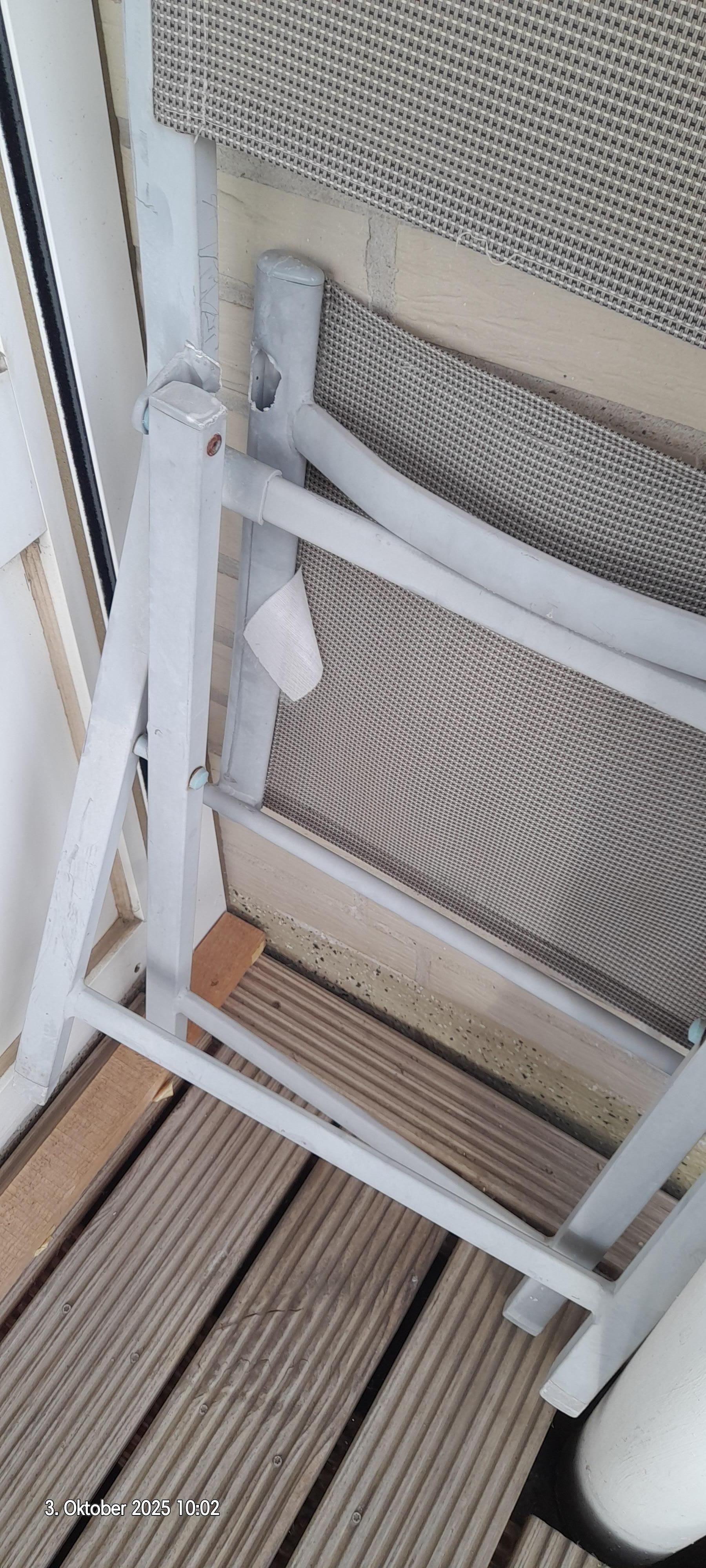 anderer Stuhl sogar gebrochen