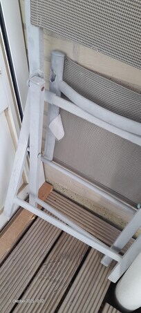 anderer Stuhl sogar gebrochen