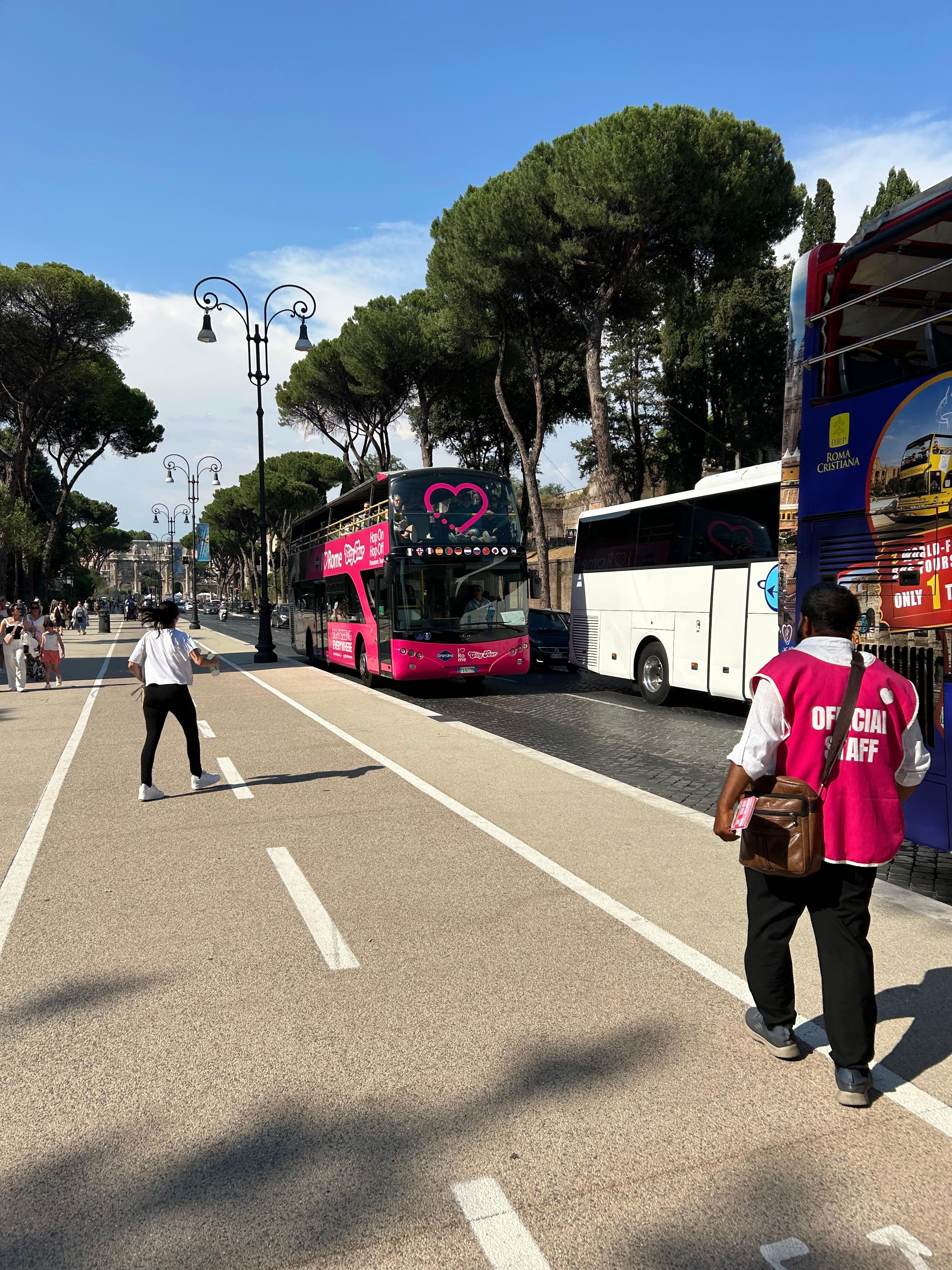 Bus stop just pas Colosseum