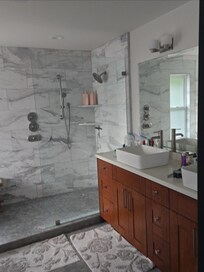 Primary bath includes tub!