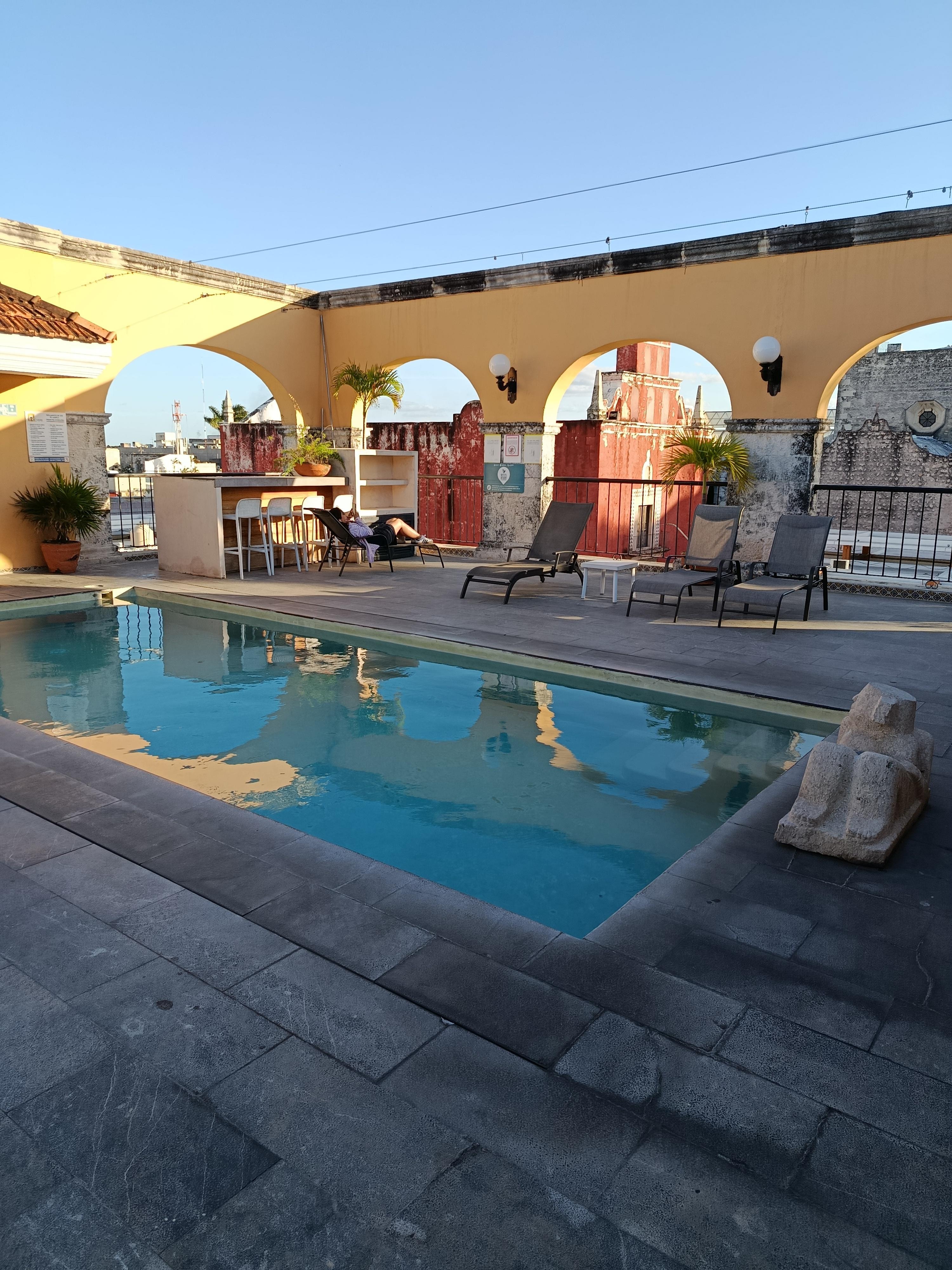 Piscine en haut avec vue sur la cathédrale 