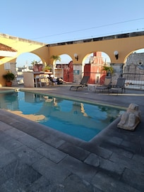 Piscine en haut avec vue sur la cathédrale