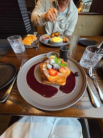 Sunday breakfast at the Goldfinch Tavern.