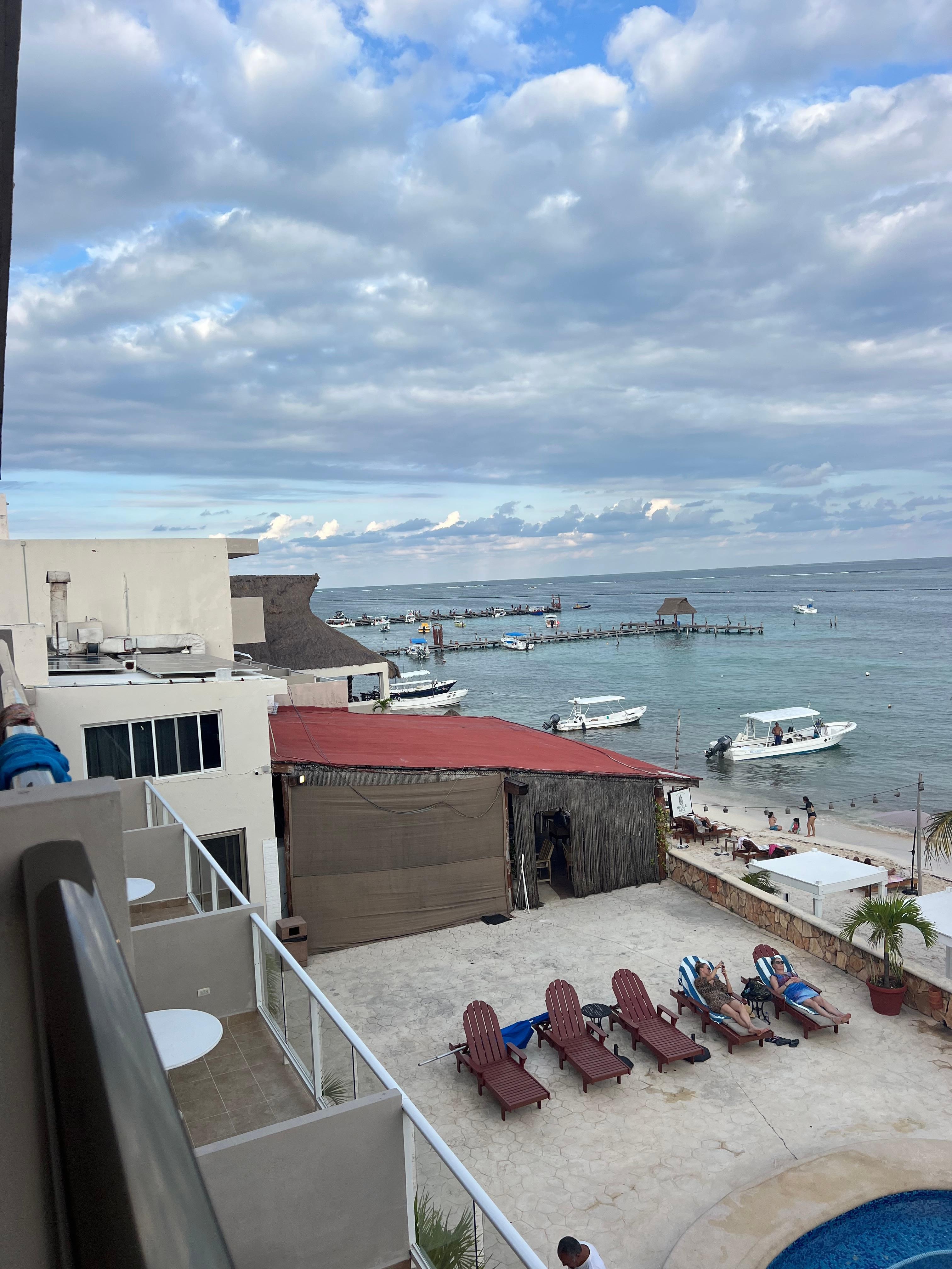 Umiddelbar nærhet til deilig strand med solsenger for hotellets gjester