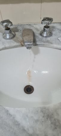 Toneira escorrendo. Não dava para fechar. Pia suja.