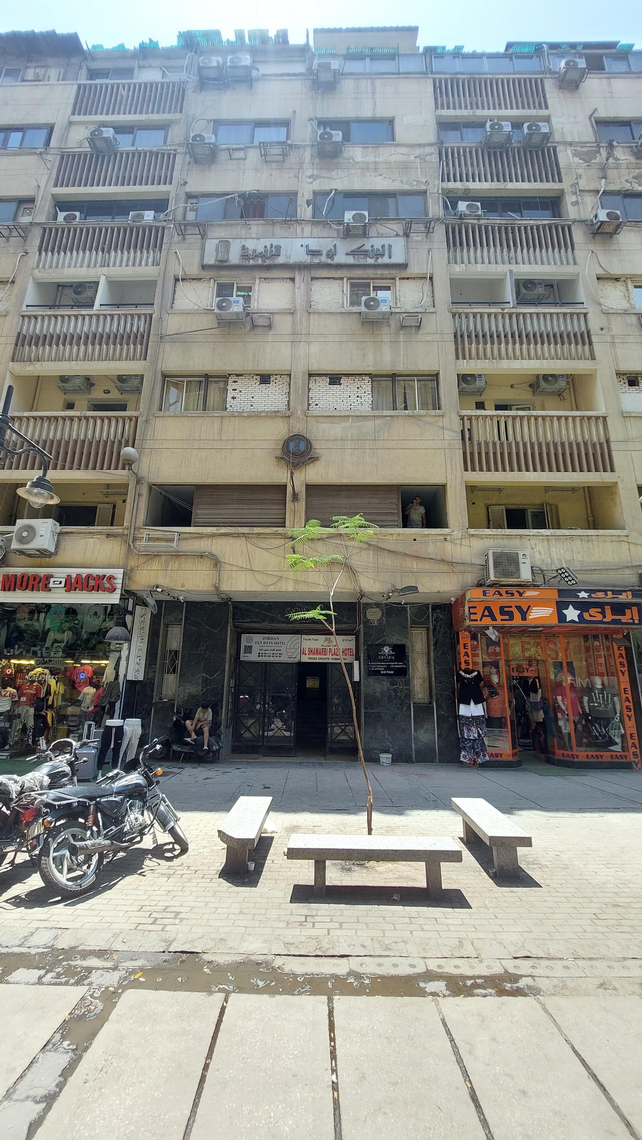 Esta es la edificación del hotel, en todos los pisos hay variados servicios de hotel.