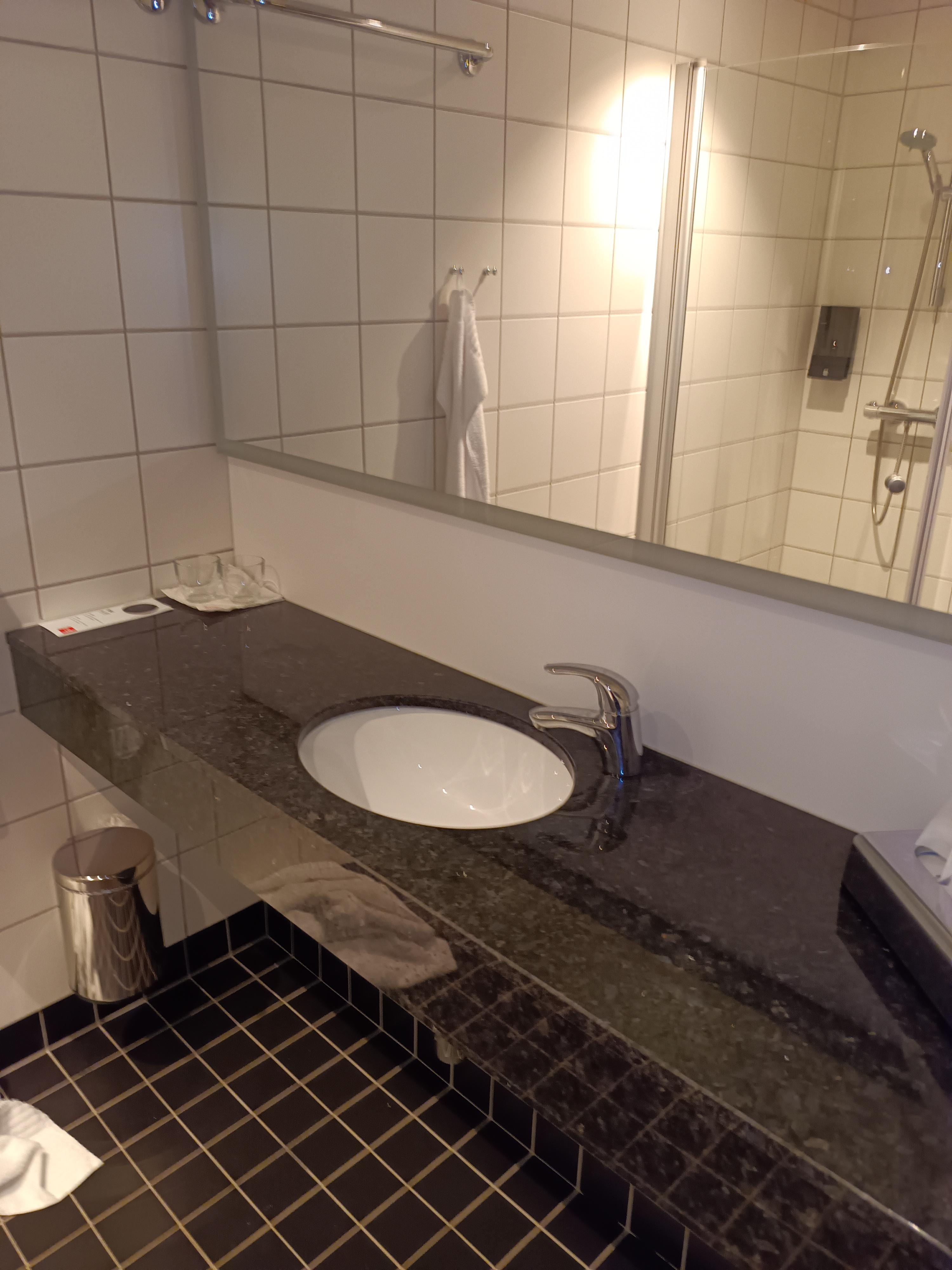 Bad, groß und sauber, Fußbodenheizung 