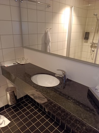 Bad, groß und sauber, Fußbodenheizung