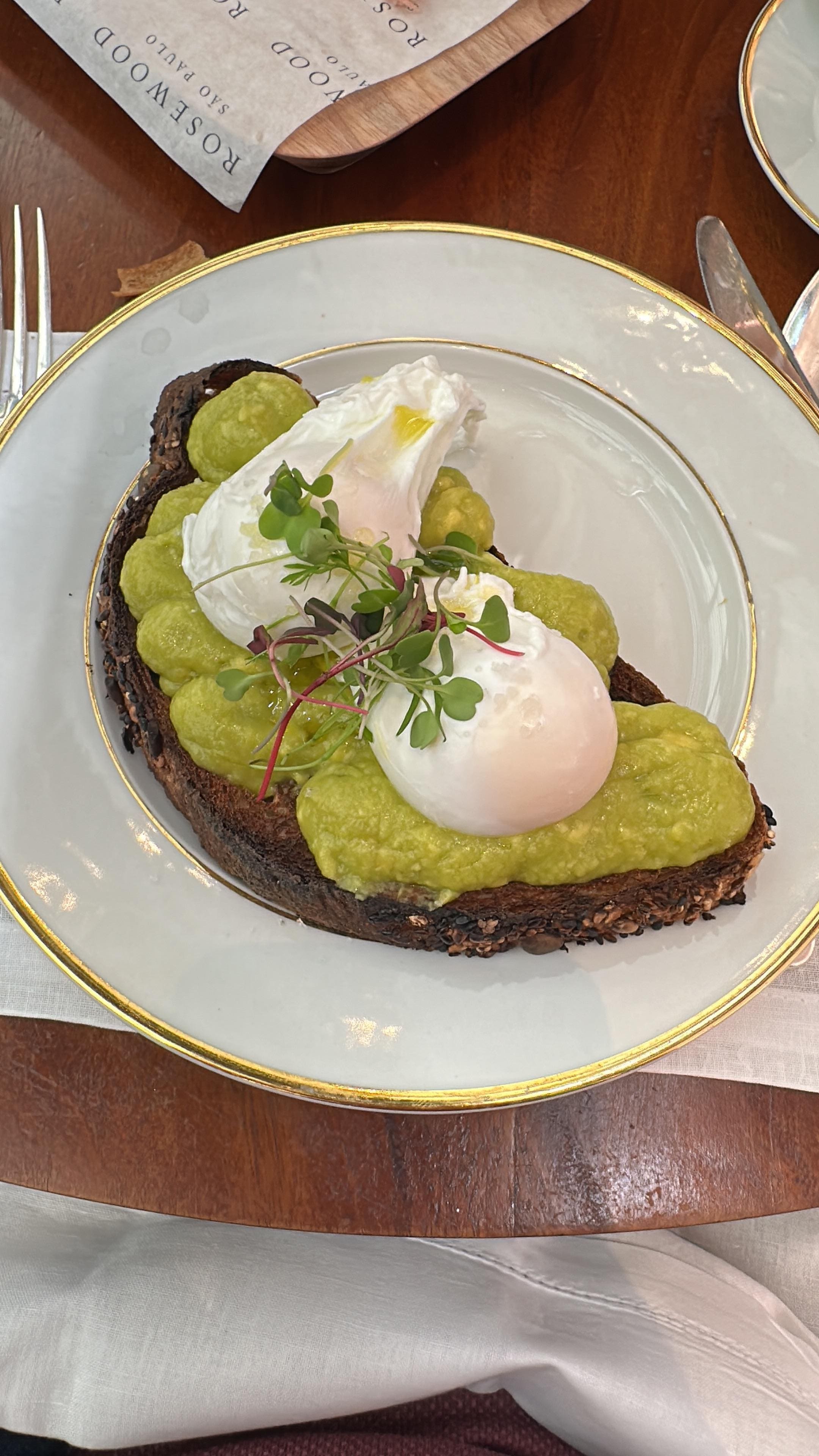 Avocado toast com ovo poche no café da manhã 
