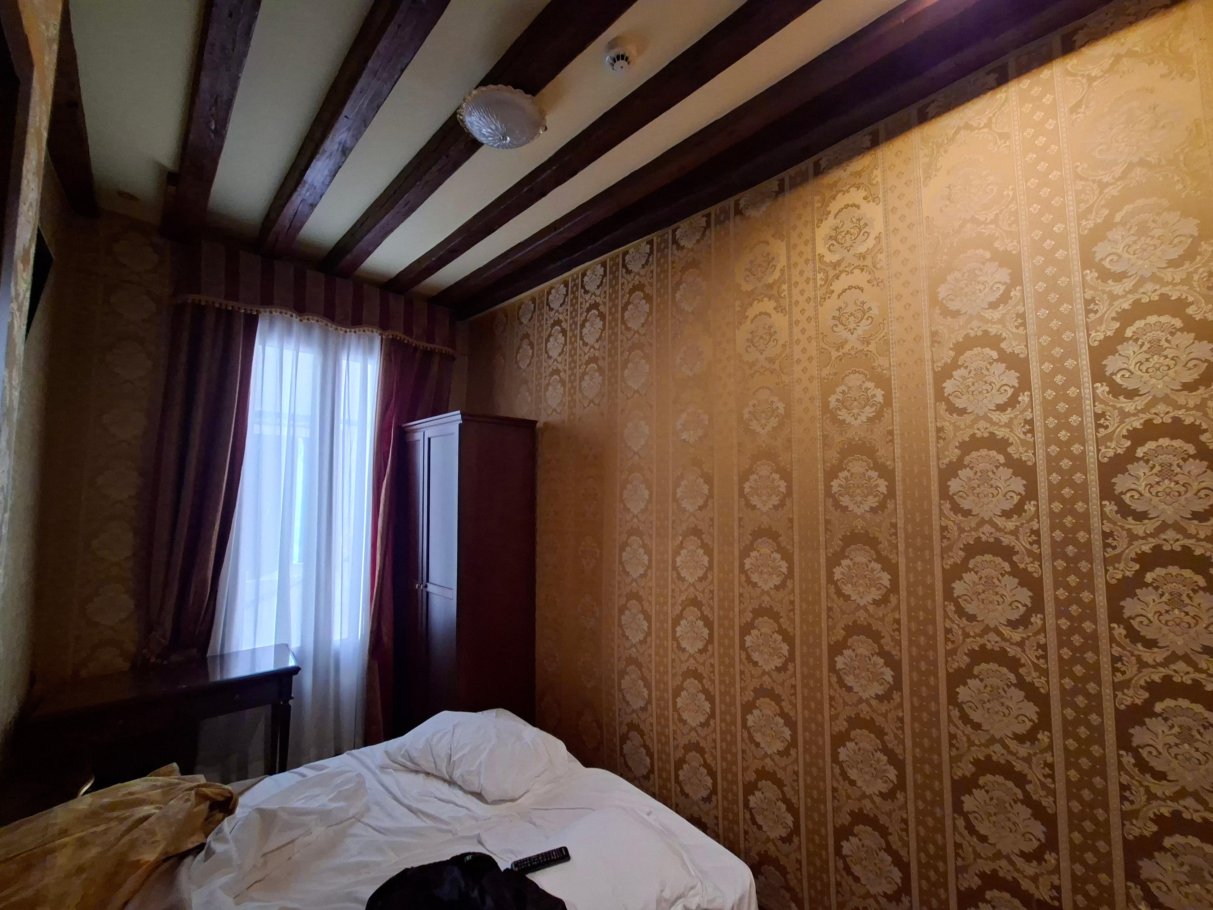 Lit collé au meuble pas moyen de faire le tour.Impression d’etouffer.La fenetre donne sur le batiment situé a 1m.