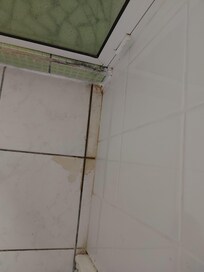 Salle de bain l'eau qui fuit de la douche