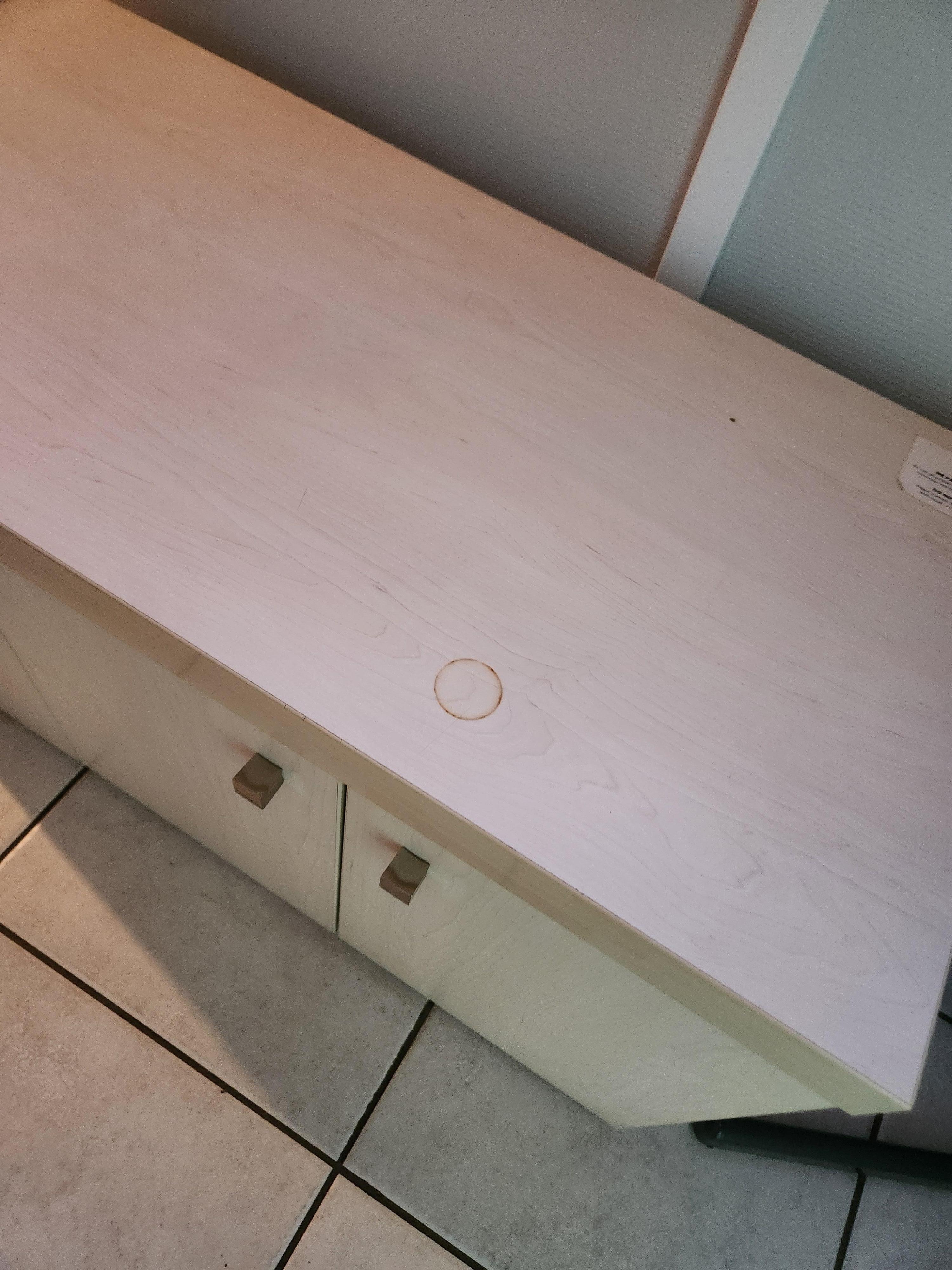 Trace sur meuble non nettoyé à l'arrivé