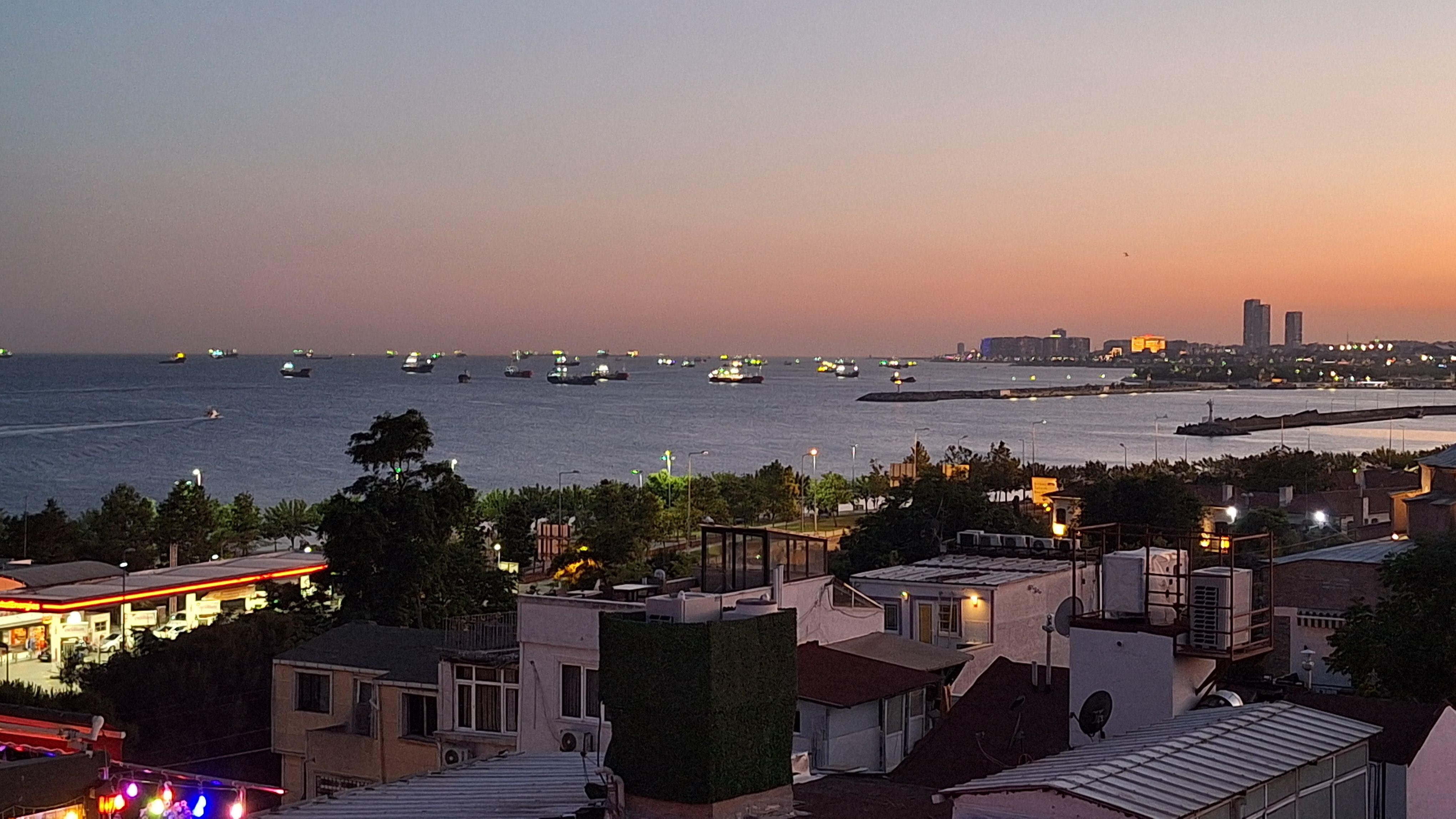 Vu de la terrasse accessible au dernier étage de l'hôtel. Très joli coucher de soleil avec la mer:)
