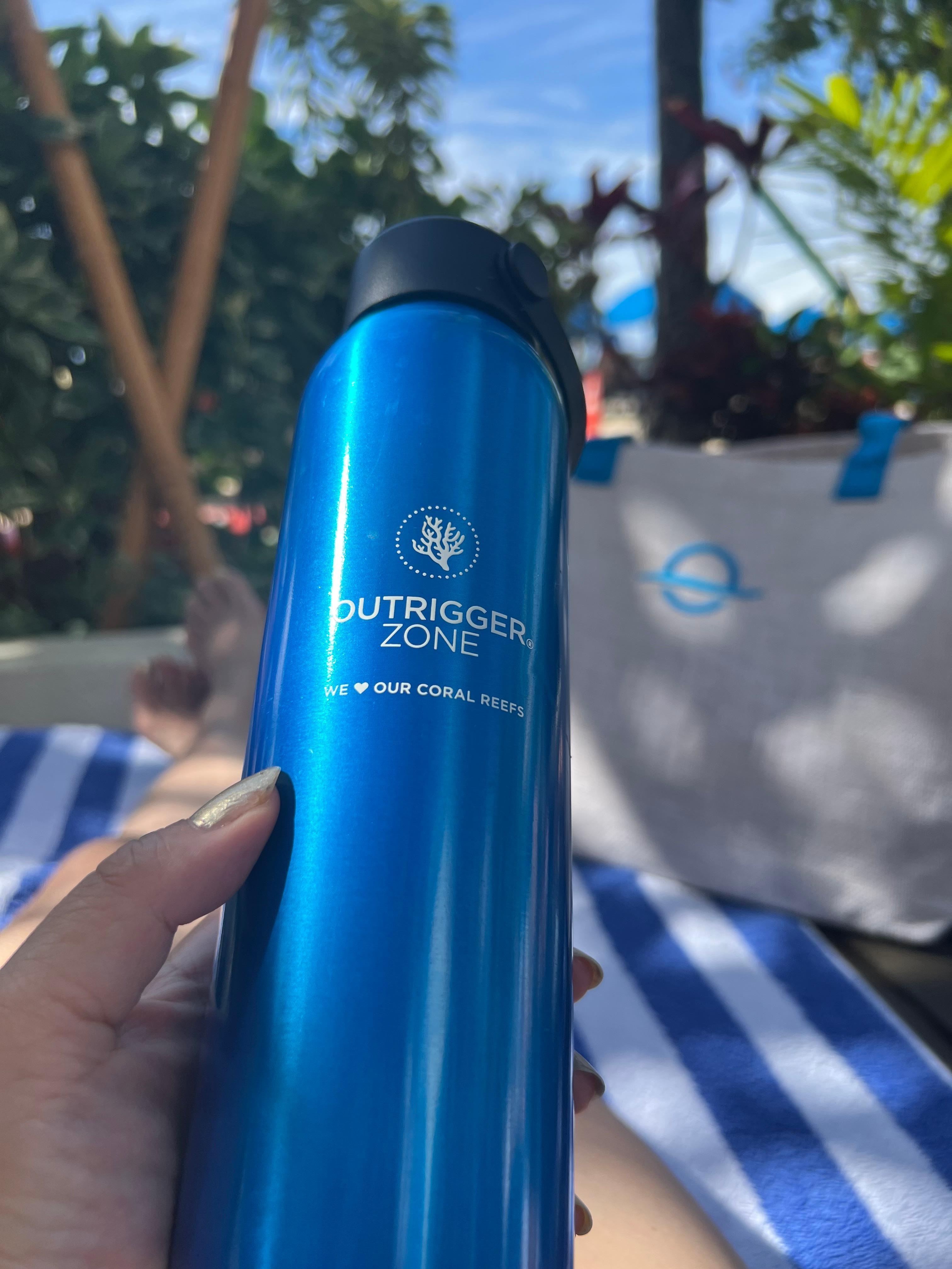 水も無料で軽くて持ち運びやすいボトルで水分補給