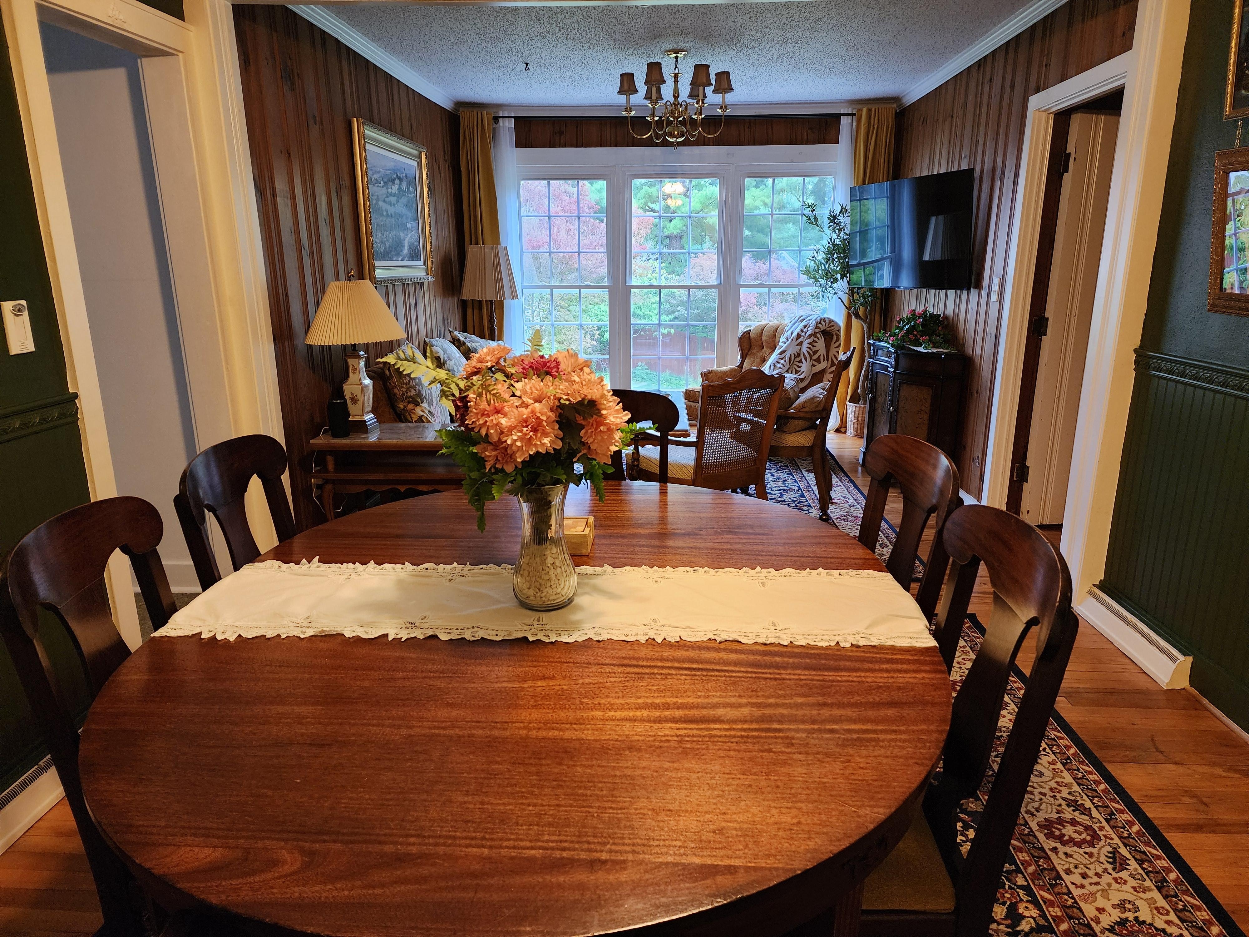 Dining room and sitting room with a beautiful view