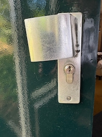 Der Haustürgriff hängt kaputt herunter!