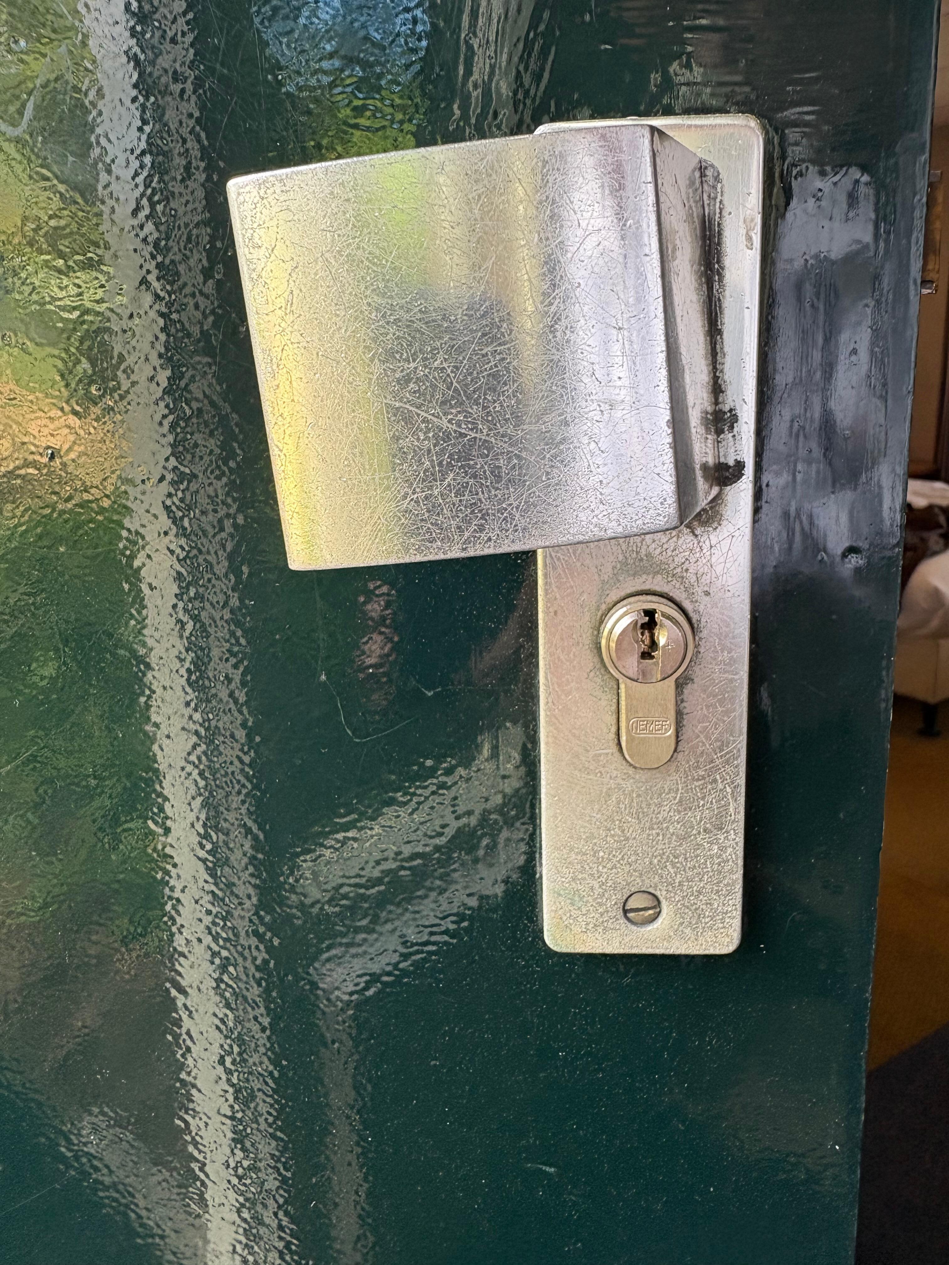 Der Haustürgriff hängt kaputt herunter!