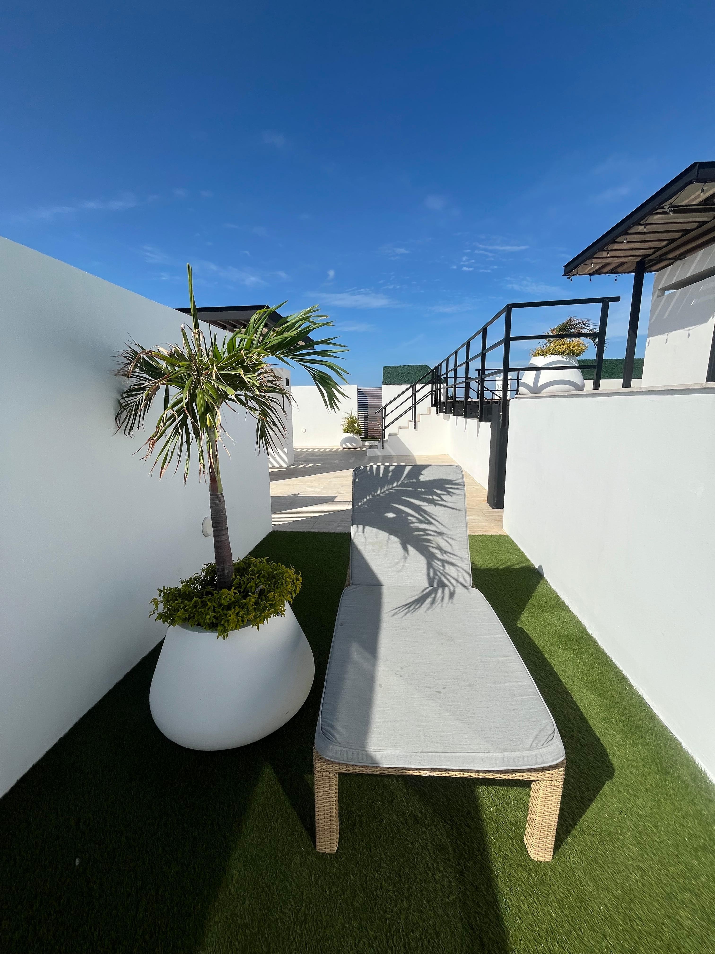 Small private places to relax near the pool. 
