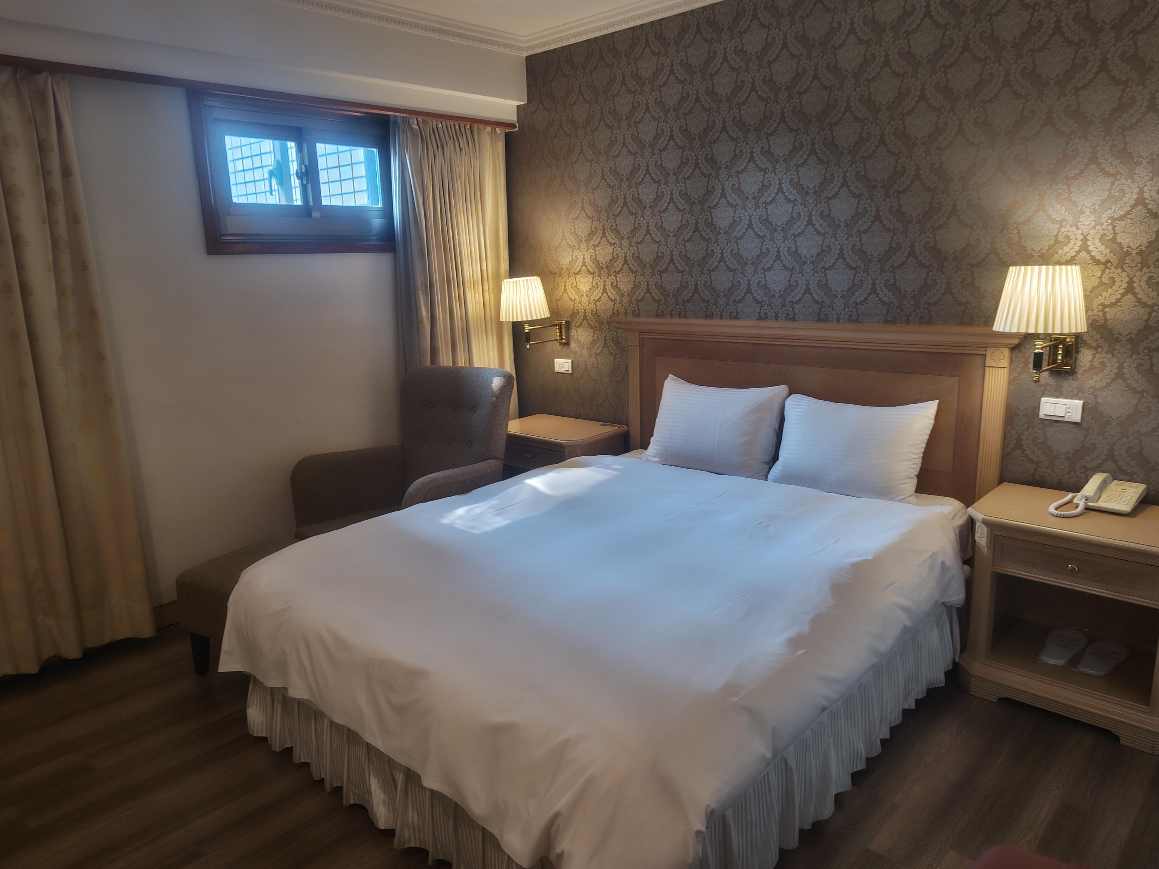 カーテンが大きいのに窓が牢獄のようまるでカーテン詐欺