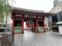 すぐそばに、浅草寺があります。