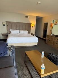 King Bed facing the ocean