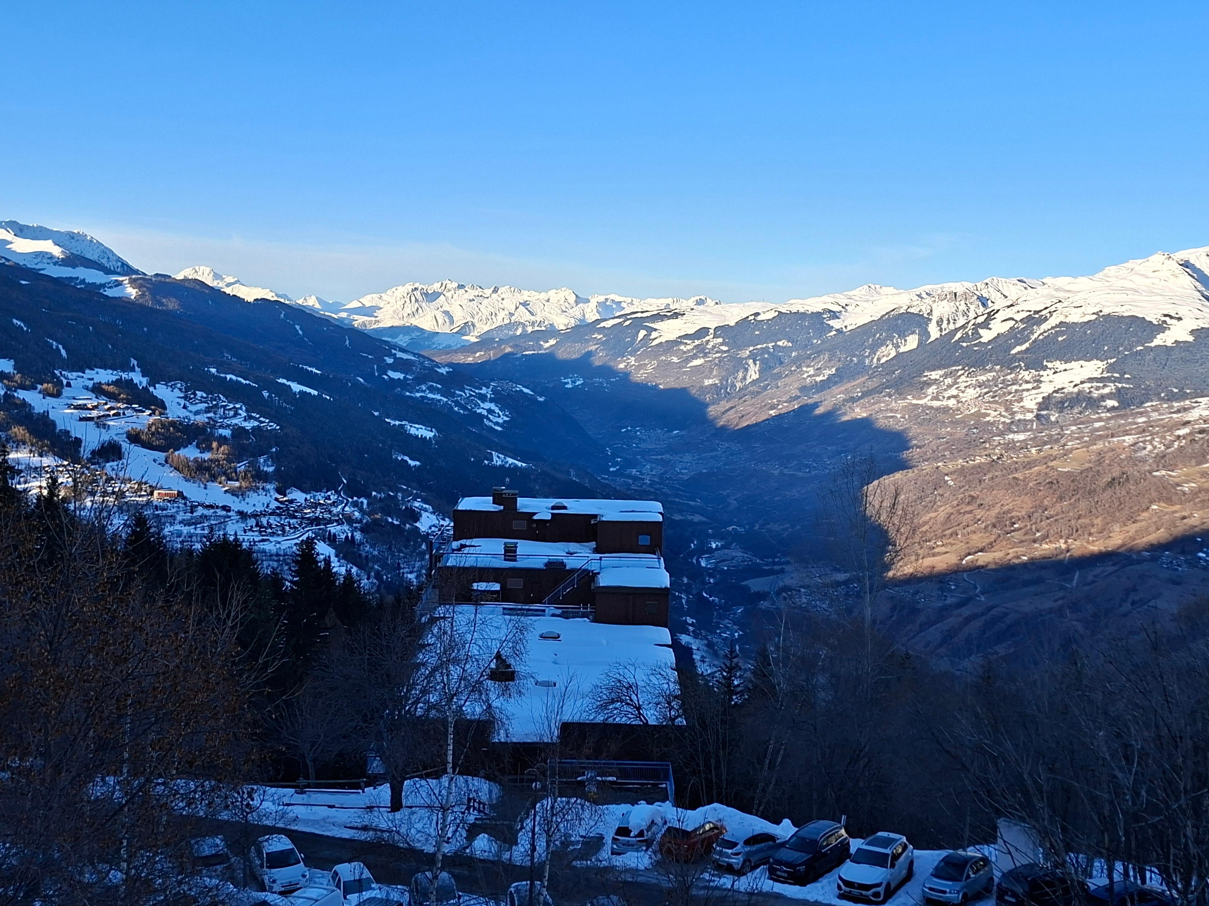 Vue le matin de l'appartement incroyable sur la vallée 