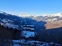 Vue le matin de l'appartement incroyable sur la vallée