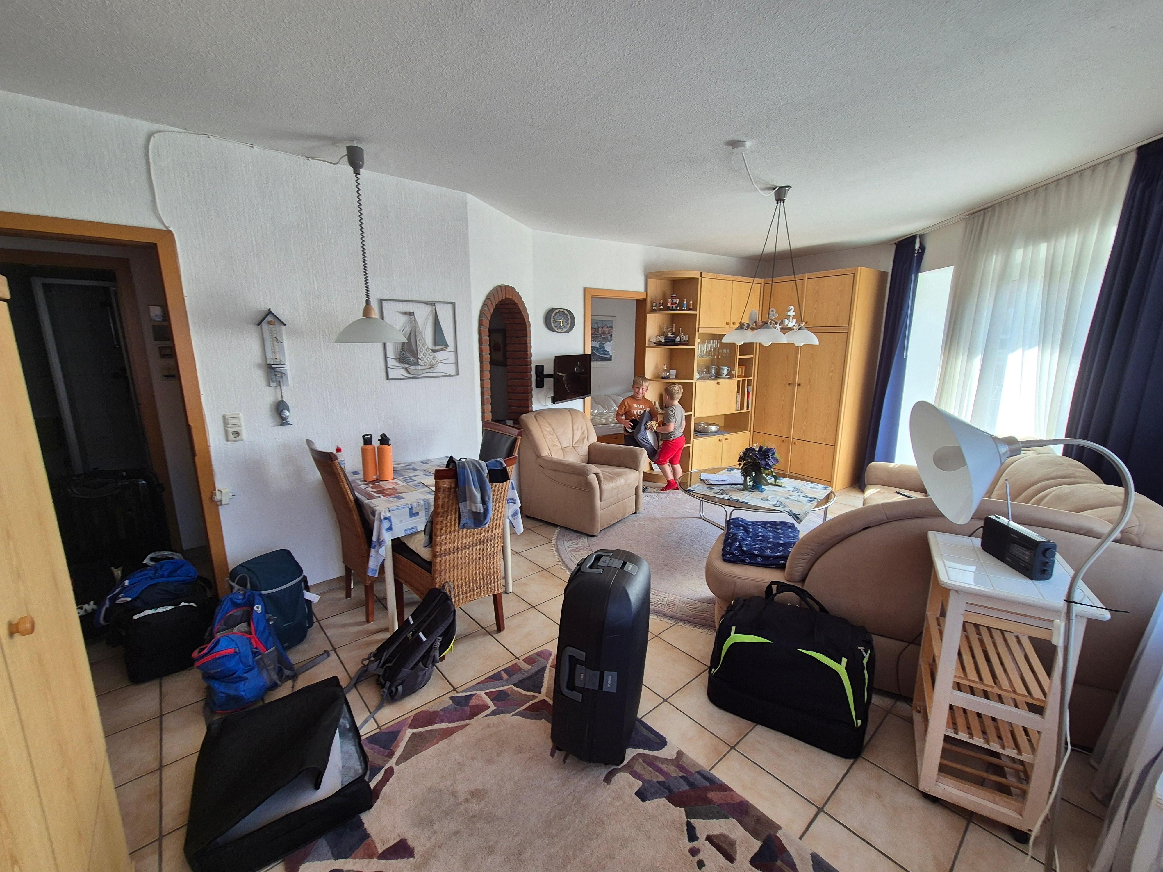 Wohn-/Esszimmer (mit Schrankbett)