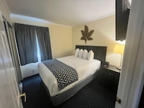 Second bedroom, queen bed