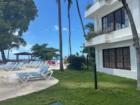 Lounge/Access to beach