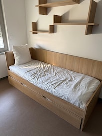 Lit simple de la chambre qui m’a été attribuée