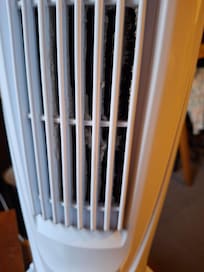 bienvenue aux allergiques ... Je suggère de remplacer ce bidule en plastique par un ventilateur de plafond: bien plus efficace pour une surface >1m carré !