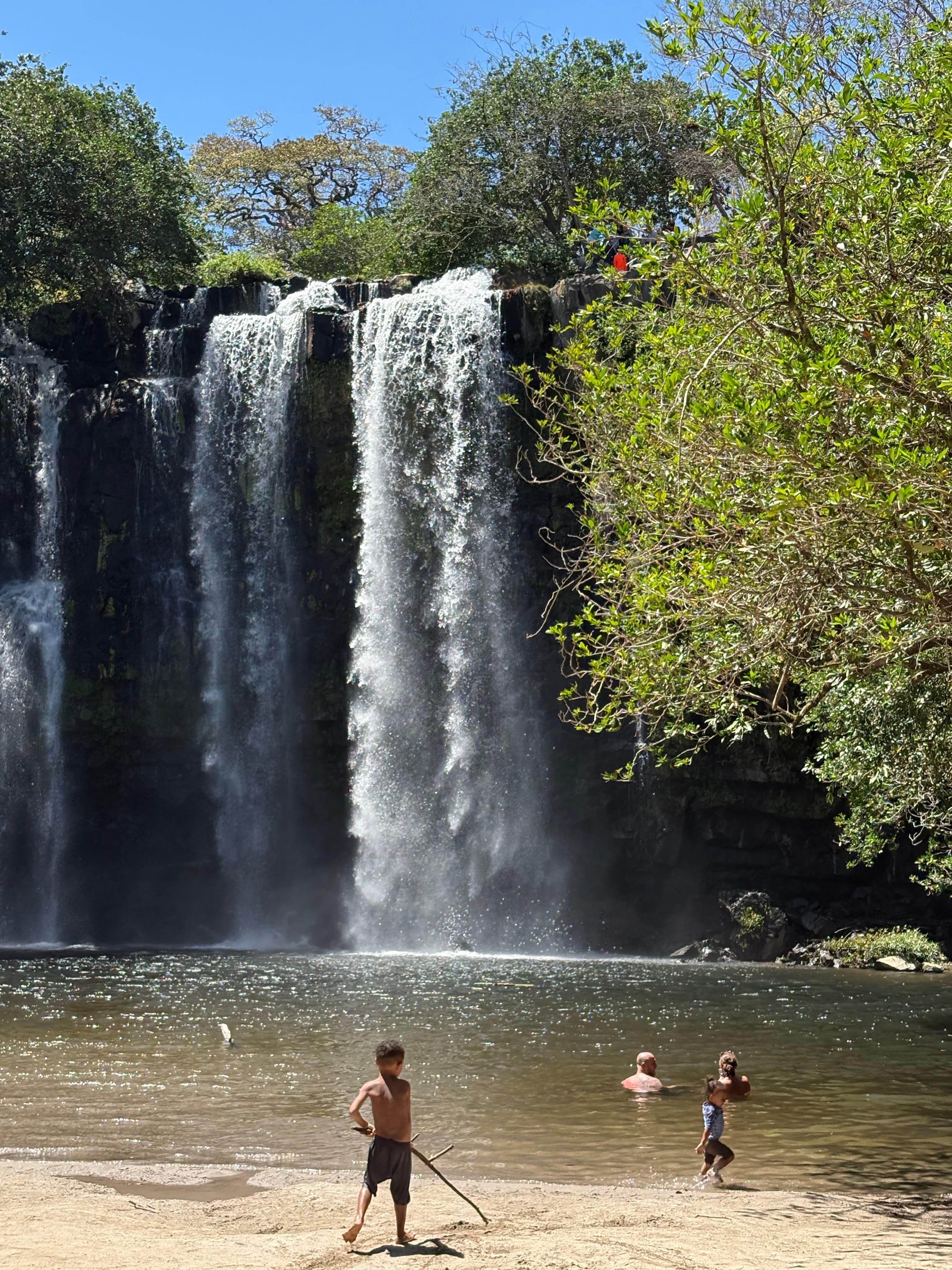 Catarata Llanos de Cortez waterfall