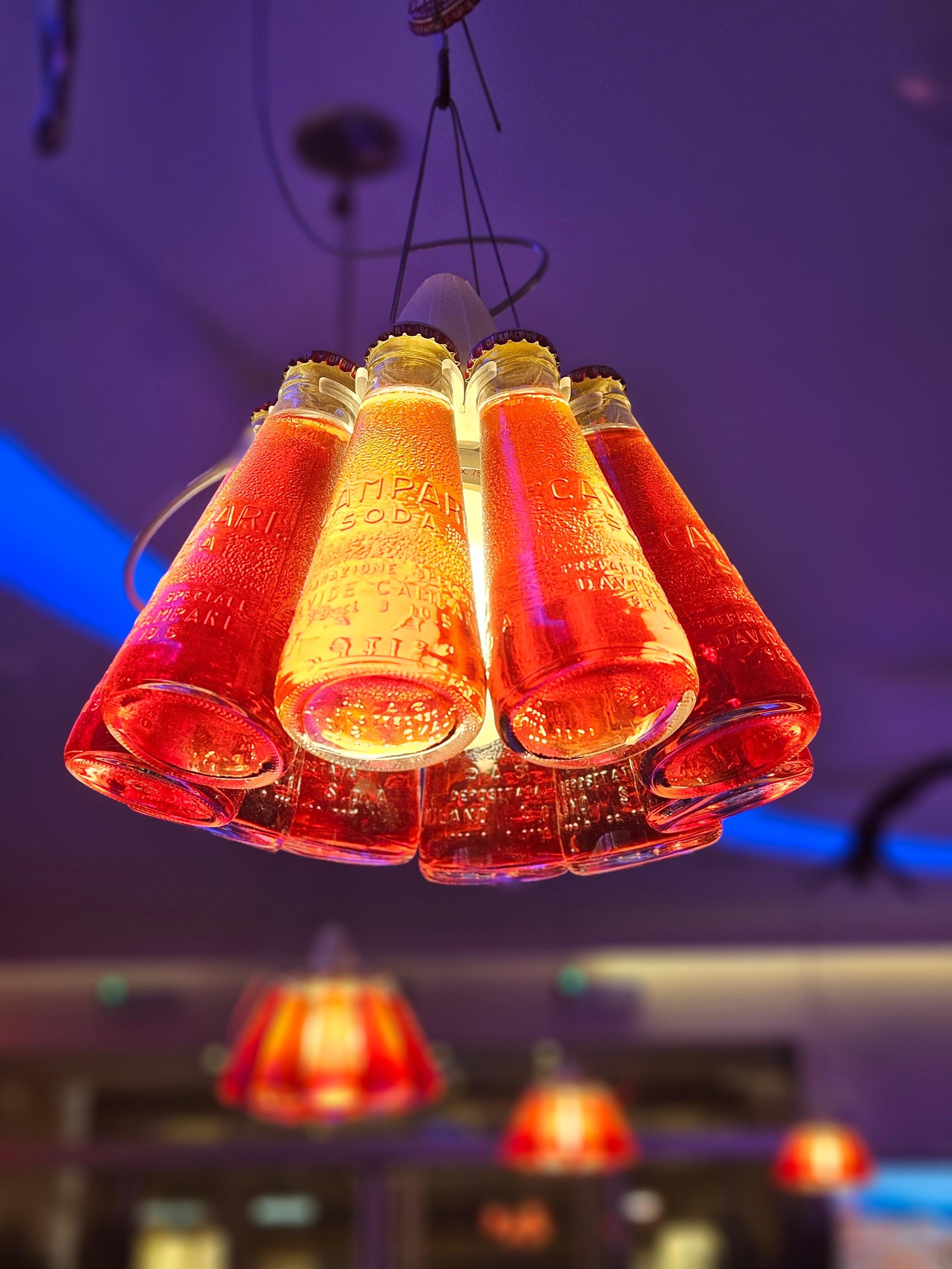 Schöne Lampen in der Bar